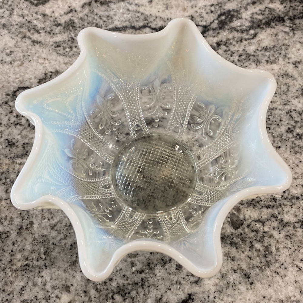 Antique EAPG White Opalescent “Jeweled Heart” Dugan Ruffled Glass Bowl! - Picture 2 of 5